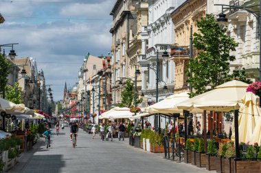 Lodz 'daki Piotrkowska Caddesi. Lodz, Polonya 'da kafeleri olan popüler yürüyüş caddesi