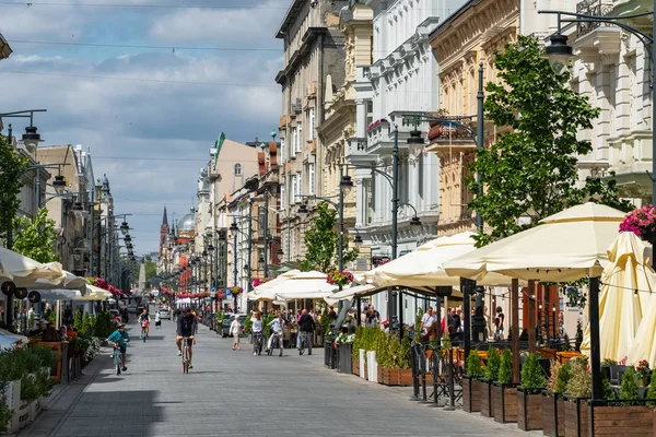 Улица Пиотровская в Лодзи. Популярная пешеходная улица с кафе в Лодзи, Польша — стоковое фото