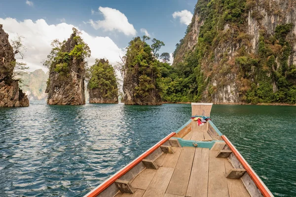 Barco de cauda longa tailandês de madeira no lago Cheow Lan no Parque Nacional Khao Sok, Tailândia — Fotografia de Stock