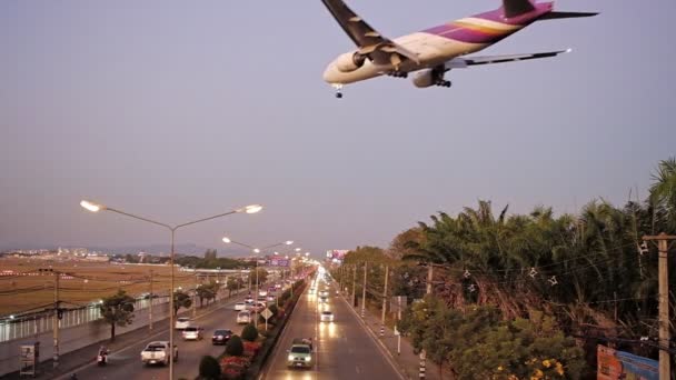 Passagierflugzeug landet in der Dämmerung in Zeitlupe auf dem Flughafen Chiang Mai — Stockvideo