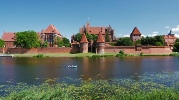 Тевтонский замок в Мальборке или Мариинка летом в Польше — стоковое видео