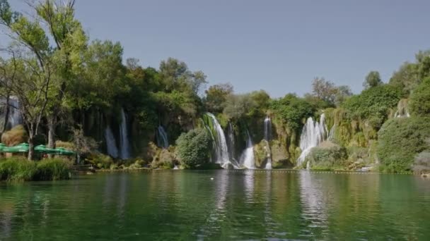 Bosna ve Hersek'te yapıları şelale. — Stok video