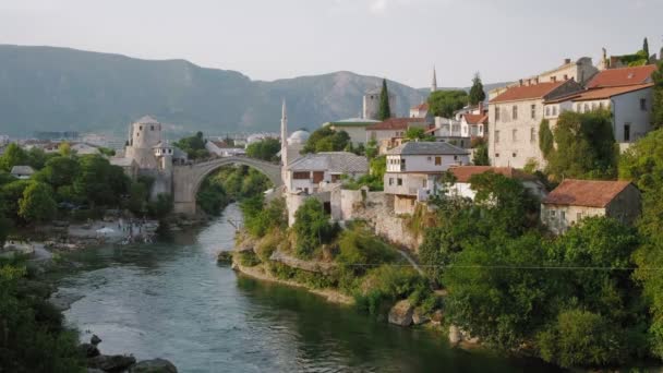 Gamla stan i Mostar, Bosnien och Hercegovina, med Stari Most bro — Stockvideo