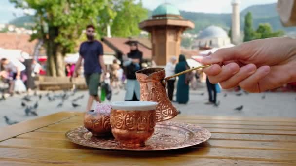 Fekete boszniai kávét szolgálnak fel a Bascarsija téren Szarajevó óvárosában. — Stock videók