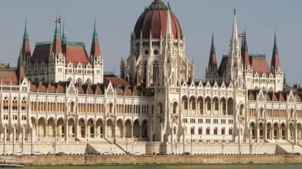 Budapest parlamento en el soleado día de verano vista de cerca — Vídeos de Stock