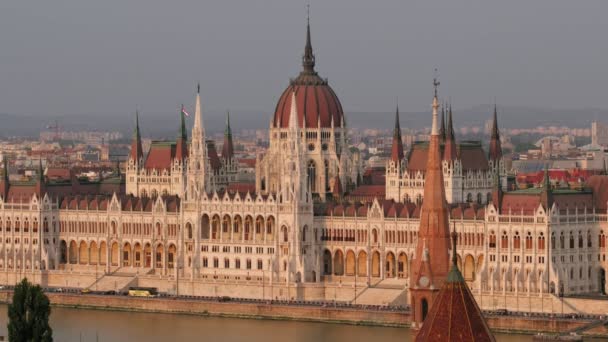 Будапештский парламент на закате крупным планом — стоковое видео