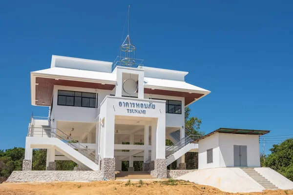 Tsunami evacuation tower structure shelter on Ko Phayam island — Stock Photo, Image