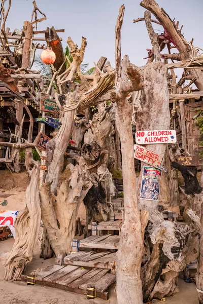 Entrada para o famoso Hippie Bar feito de madeira à deriva na ilha de Ko Phayam — Fotografia de Stock