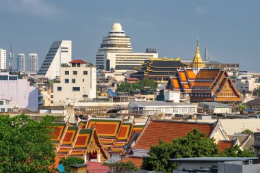 Wat Pho tapınağı ve gökdelenleri olan Bangkok şehri, Tayland