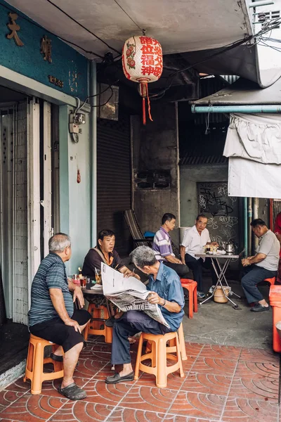 Unbekannte chinesische Männer sitzen in einem traditionellen lokalen Café in Chinatown in Bangkok, Thailand. — Stockfoto
