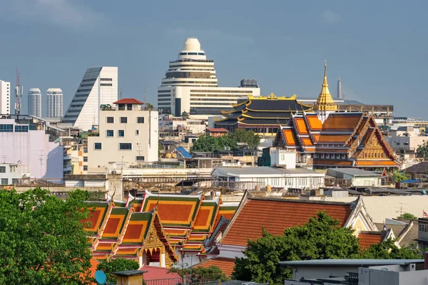 Bangkok paisaje urbano con templo de Wat Pho y rascacielos, Tailandia — Foto de Stock