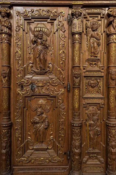 Houten houtsnijwerk, architectonisch detail van het interieur van de Sint-Katelijnekerk in Gdansk — Stockfoto