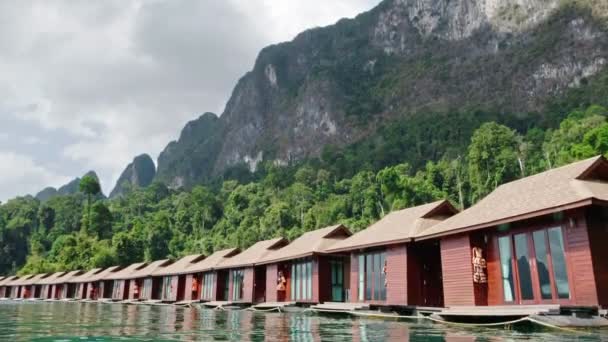 Domy tratw na jeziorze Cheow LAN w parku narodowym Khao Sok — Wideo stockowe