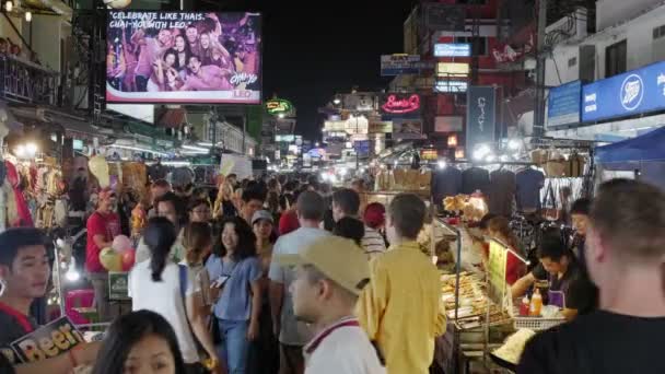 Любители пеших прогулок на улице Кхао Сан Роуд в Бангкоке, Таиланд — стоковое видео