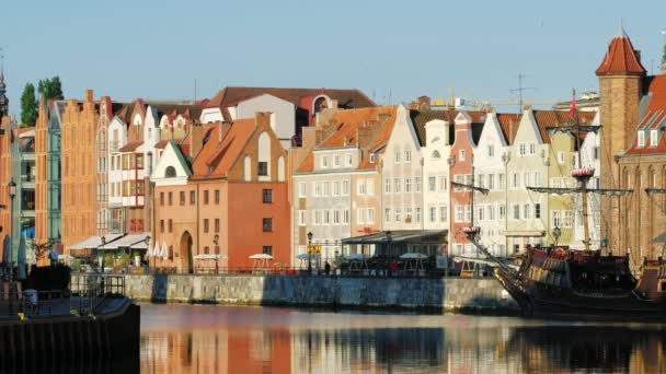 Vieille ville de Gdansk au lever du soleil — Video