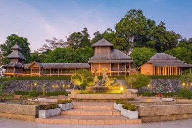 Rattanarangsan Sarayı ya da Taht Salonu ve Tayland Ranong 'daki madencilik heykeli.