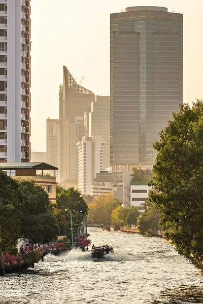 泰国曼谷日落时分在一条小运河上的运输船 — 图库照片