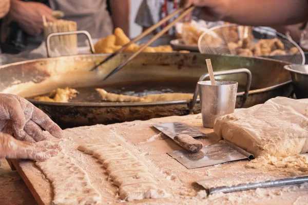 Chef cuisinier bâtonnets de pâte frite traditionnel thaï street food dessert — Photo