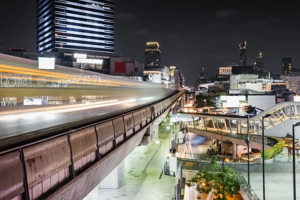 Skytrain BTS está correndo no centro da cidade à noite em Bangkok, Tailândia — Fotografia de Stock