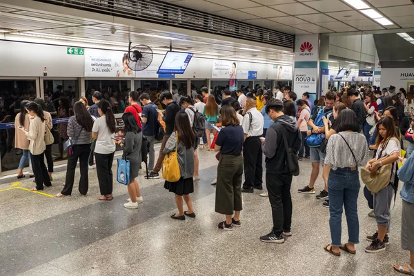 Люди, стоящие в очередях в ожидании BTS небо поезд в Бангкоке Таиланд — стоковое фото