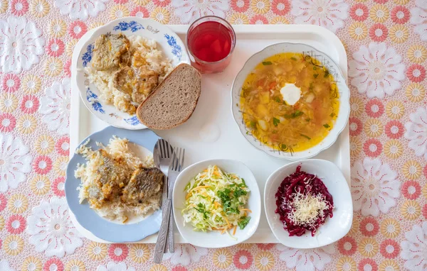 Blick von oben auf das Tablett mit Essen in der klassischen alten sowjetischen Kantine — Stockfoto