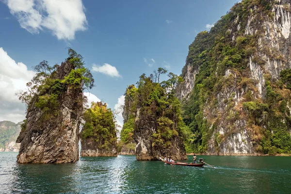 Barco Longtail passando por belas falésias de pedra calcária no Parque Nacional Khao Sok — Fotografia de Stock