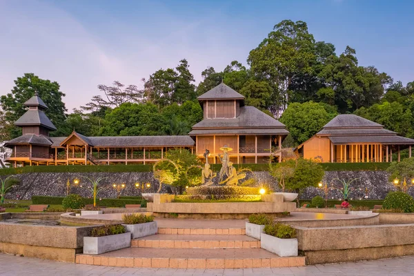Palais Rattanarangsan ou Hall du Trône et statue minière à Ranong, Thaïlande . — Photo