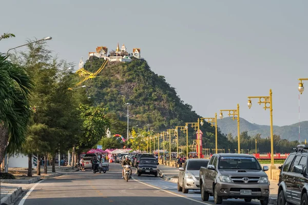 Promenade by the sea with monkey hill in Prachuap Khiri Khan, Thailand. — Stock Photo, Image