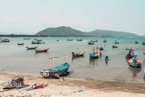 Barcos de pesca na baía de mar no distrito de Prachuap Khiri Khan, Tailândia — Fotografia de Stock