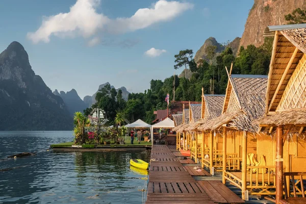 Casas de viga no lago Cheow Lan no Parque Nacional Khao Sok — Fotografia de Stock