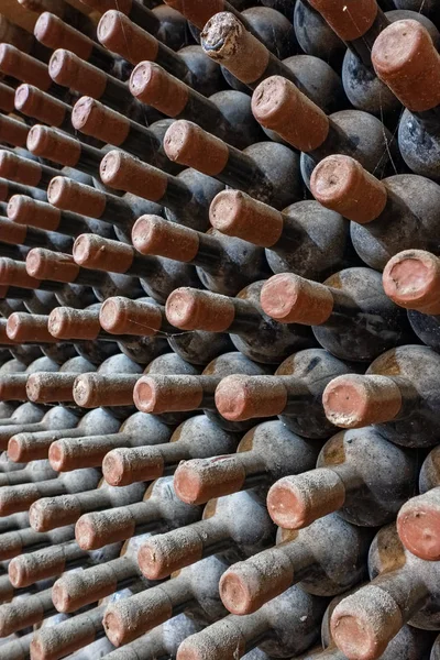 Bottiglie di vino impilati in cantina vecchio sfondo primo piano — Foto Stock