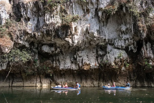 Turistas no identificados reman en kayak en el Parque Nacional Khao Sok, Tailandia — Foto de Stock