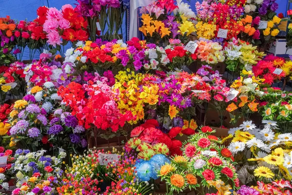 Artificial plastic flowers for sale on the eve of Orthodox holiday of Radunitsa, Brest, Belarus — Stock Photo, Image