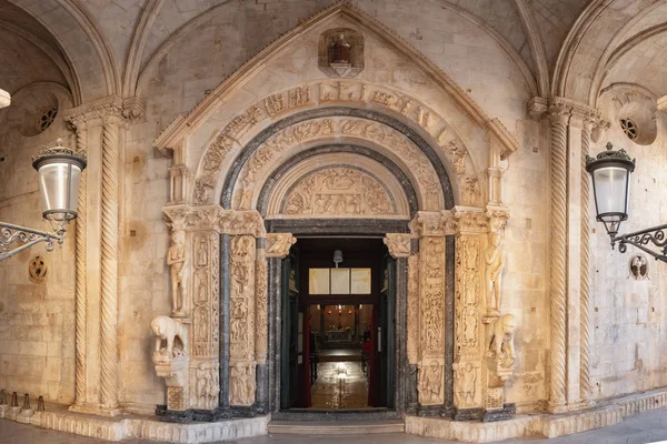 Radovans portal of the St Lawrence cathedral in Trogir, Croatia. — Stock Photo, Image