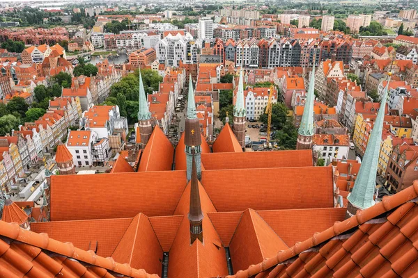 С крыши церкви Святой Марии открывается вид на Старый город Гданьска — стоковое фото