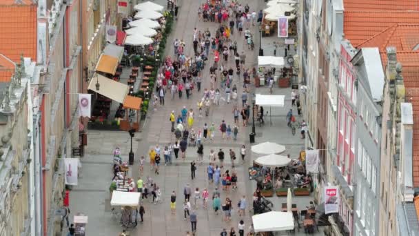 Touristen spazieren auf der langen Marktstraße in der Danziger Altstadt, Polen — Stockvideo