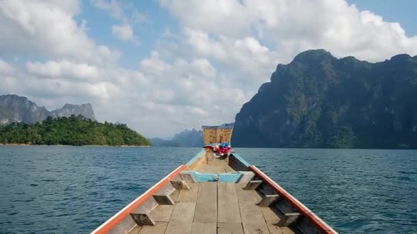 Trä traditionell longtail båt på Cheow Lan sjö i Khao Sok nationalpark — Stockvideo