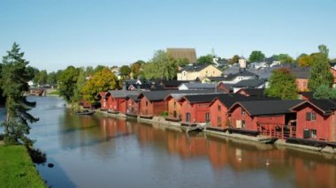 Finlandiya 'nın Porvoo kentindeki eski ahşap kırmızı evler
