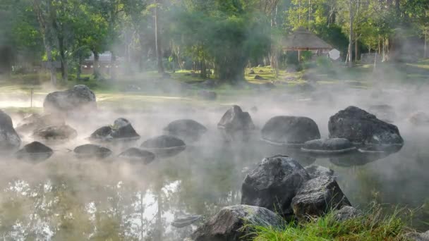 Warmwaterbron in Chae Son National Park, Noord Thailand — Stockvideo