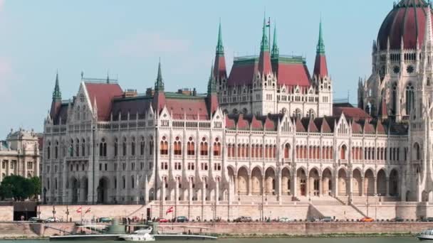 Budapeszt parlament w słoneczny letni dzień z bliska widok — Wideo stockowe