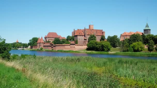 Teuton kastély Malborkban vagy Marienburgban nyáron Lengyelországban — Stock videók