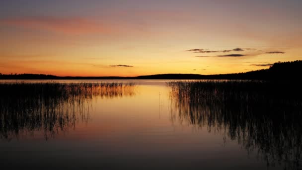 Nádherné nebe slunce nad jezerem — Stock video