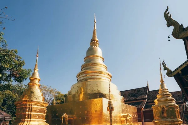 泰国清迈Wat Phra Singh寺庙的金塔. — 图库照片