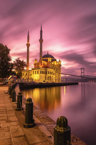 Ortakoy mešita a Bosphorus most při východu slunce, Istanbul, Turecko — Stock fotografie