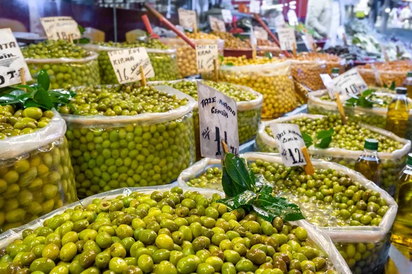 Azeitonas verdes e pretas sortidas no mercado dos agricultores turcos . — Fotografia de Stock