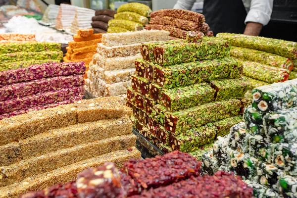 Gesorteerde Turkse lekkernijen in de winkel — Stockfoto