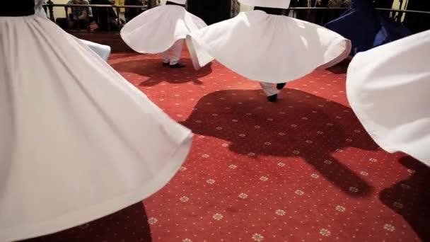 Semazenceremoni. Sufi virvlande dervishes danser i Turkiet — Stockvideo