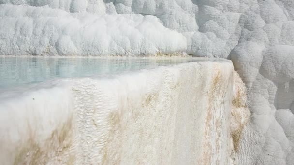 El agua fluye desde la terraza Travertino en cámara lenta en Pamukkale — Vídeos de Stock