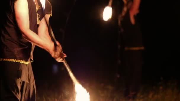 Artistas irreconhecíveis executam show de fogo ao ar livre com fogo à noite — Vídeo de Stock