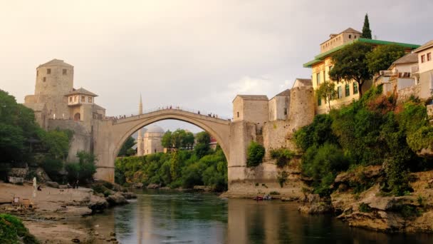 Stari Flest bro vid solnedgången i gamla stan i Mostar, BIH — Stockvideo